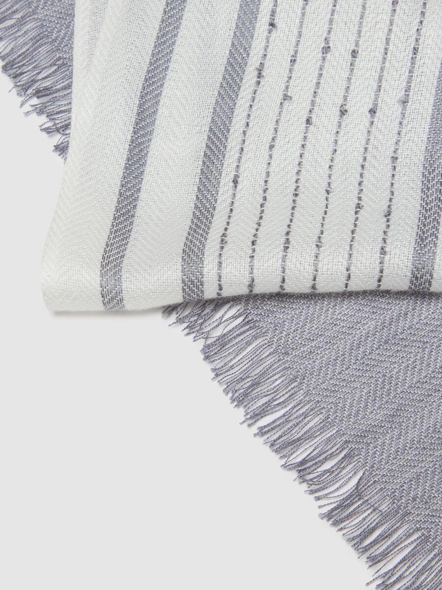 Lightweight scarf in pure viscose with multicolour stripes and fringes_2