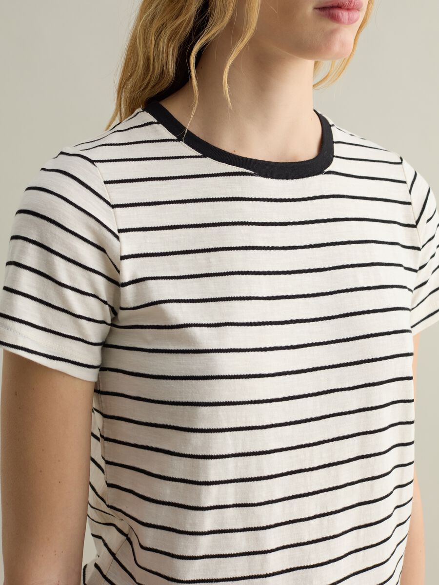 T-shirt with round neck and striped pattern_3