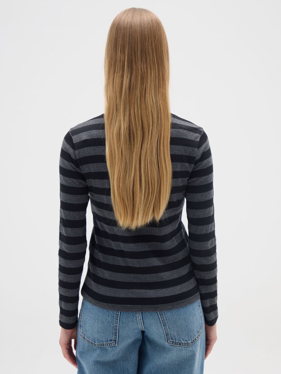 T-shirt grigia a righe_2