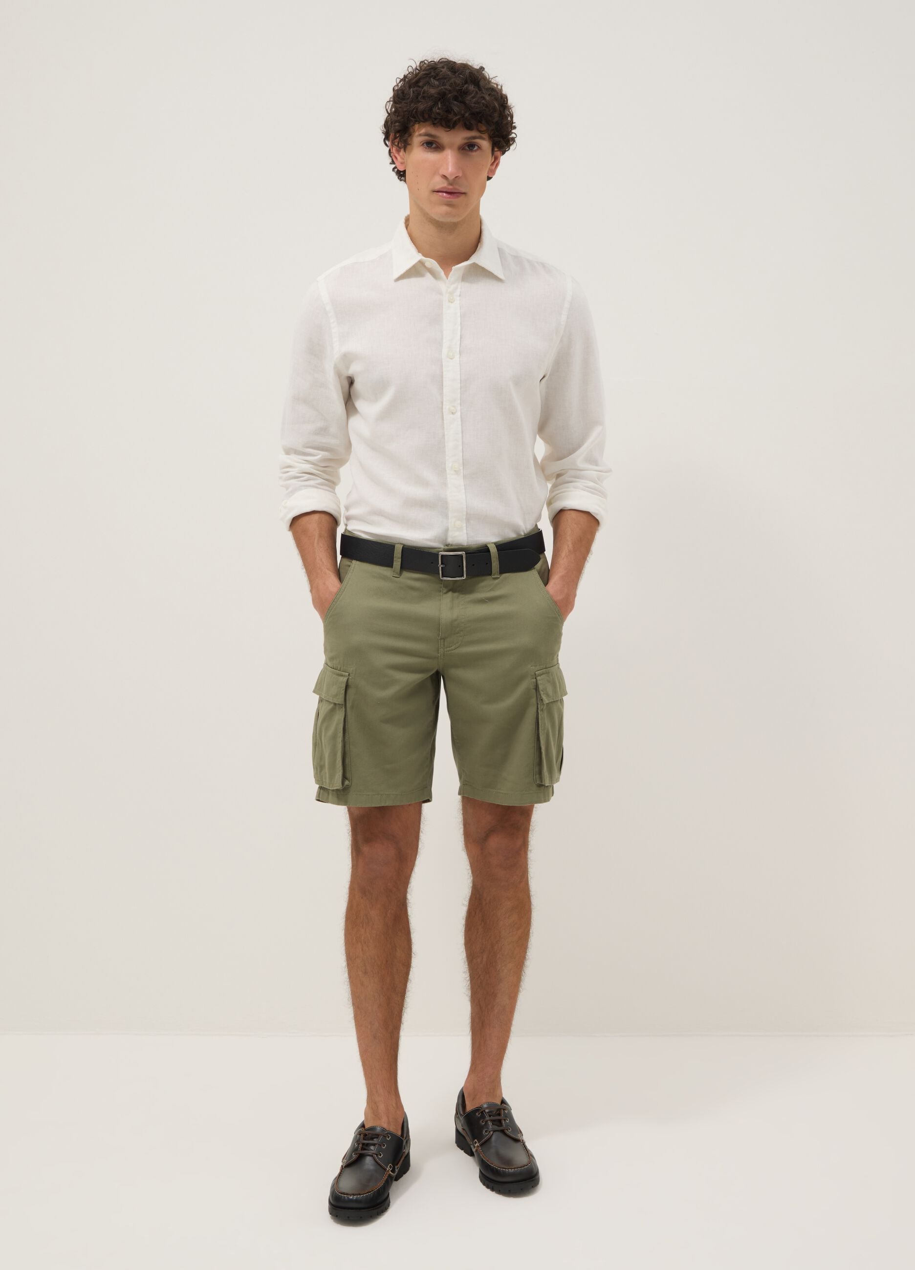 Green cotton cargo shorts in a regular fit