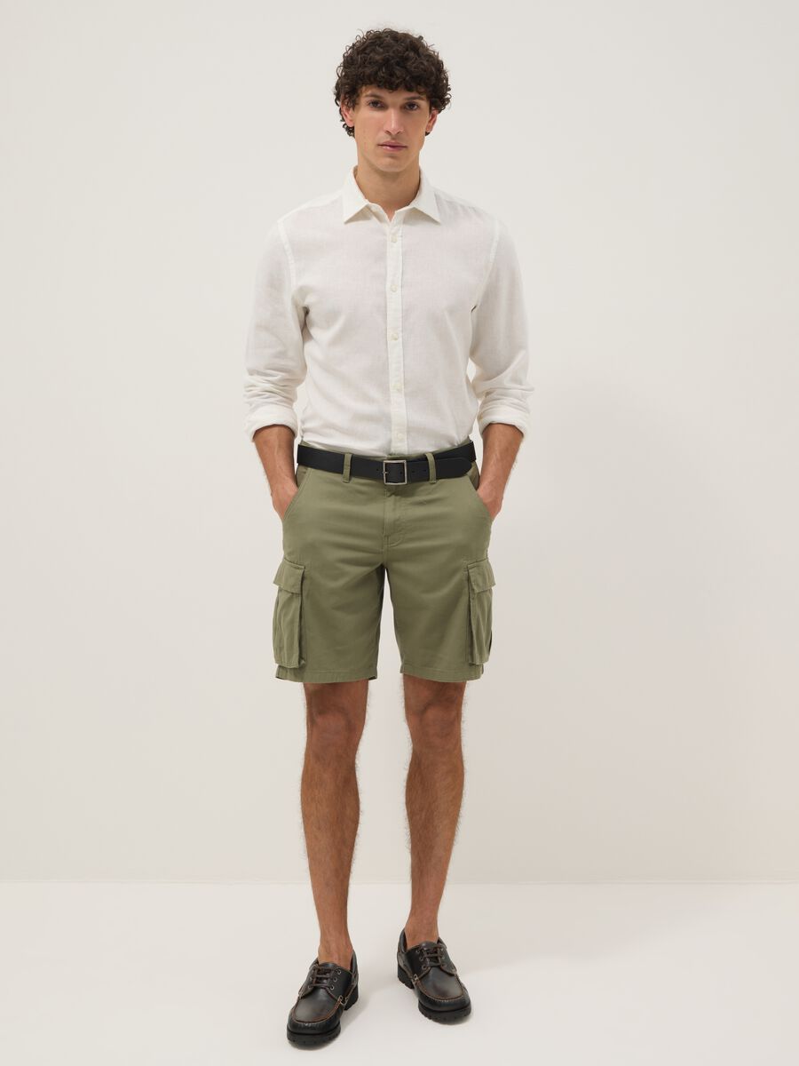 Green cotton cargo shorts in a regular fit_0