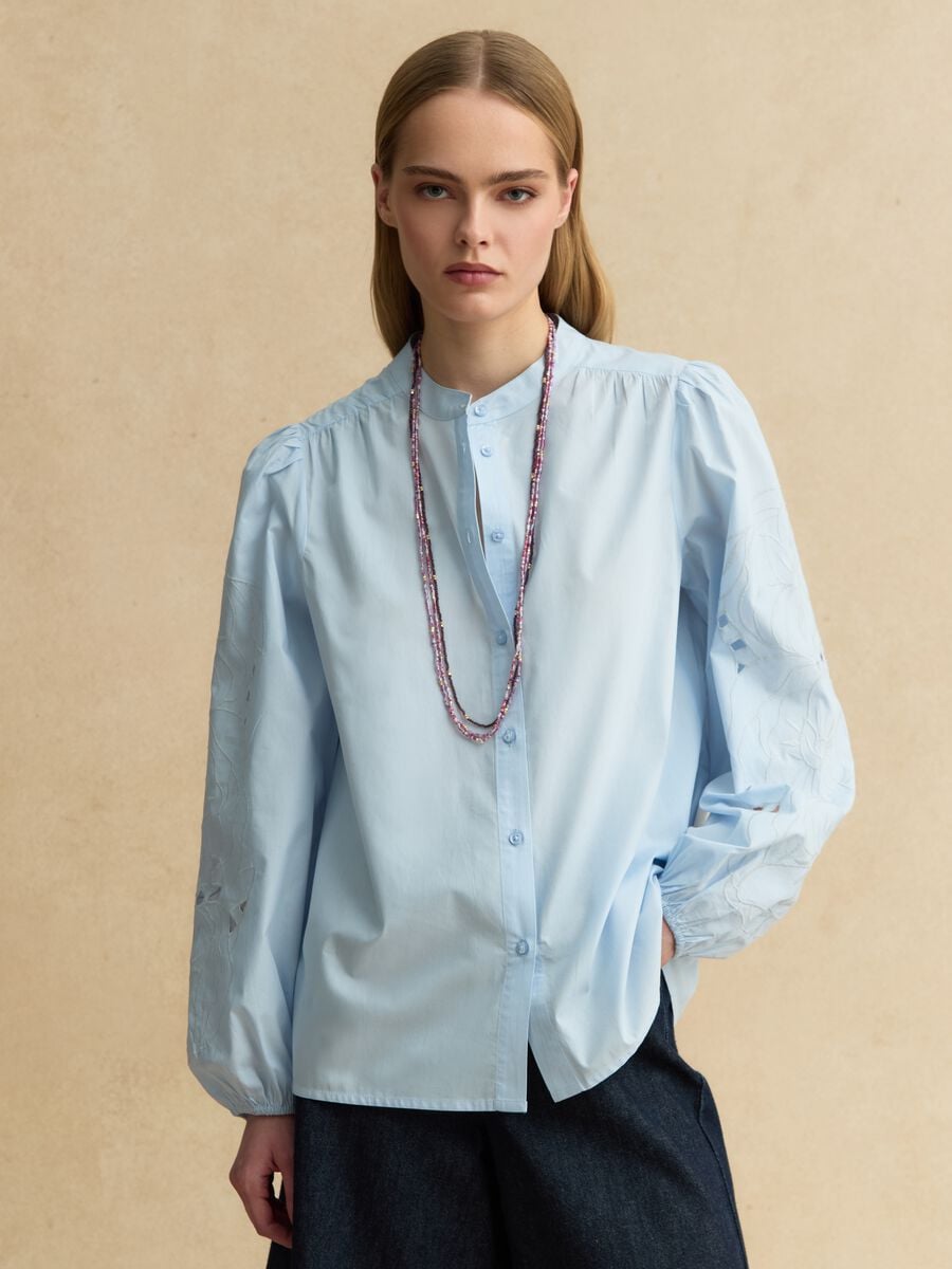 Camicia in puro cotone azzurra regular fit con ricami_0