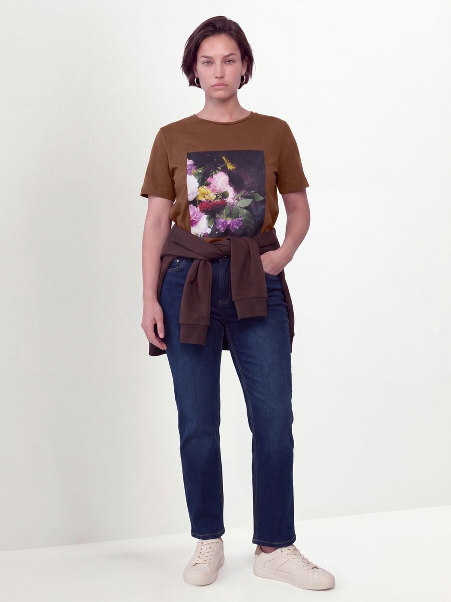 T-shirt marrone in puro cotone con stampa floreale regular fit_1