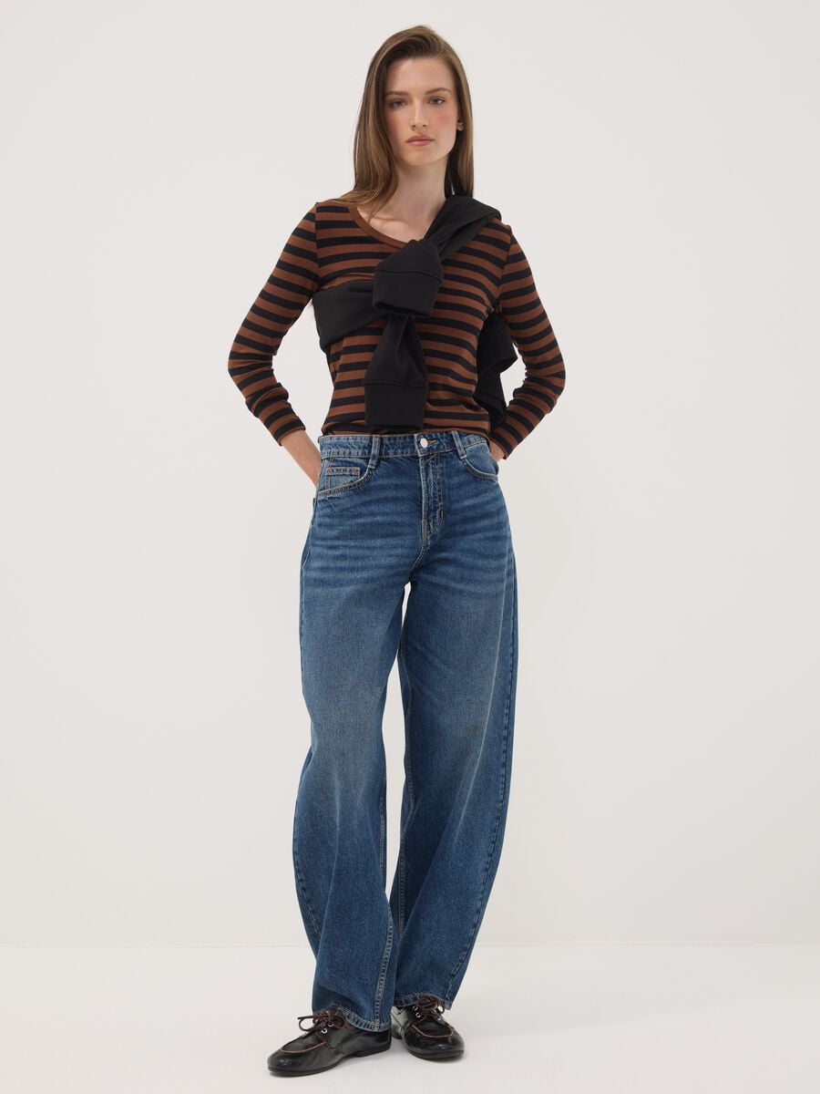 T-shirt marrone in viscosa elasticizzata a righe girocollo slim fit_1