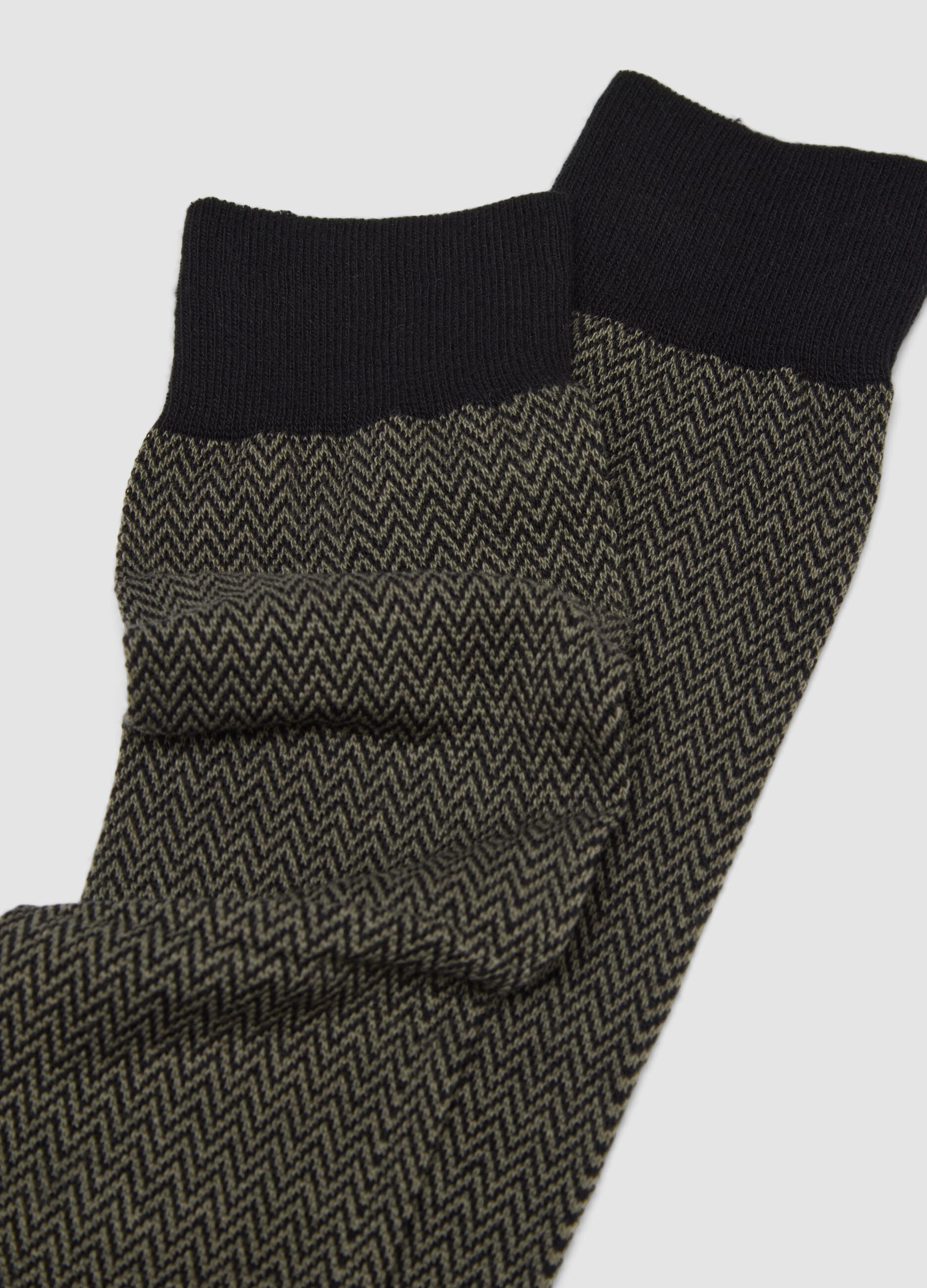 Men&rsquo;s black long socks in stretch cotton with zigzag pattern