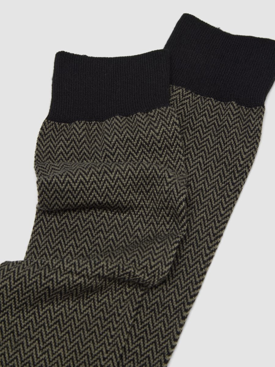 Men&rsquo;s black long socks in stretch cotton with zigzag pattern_1