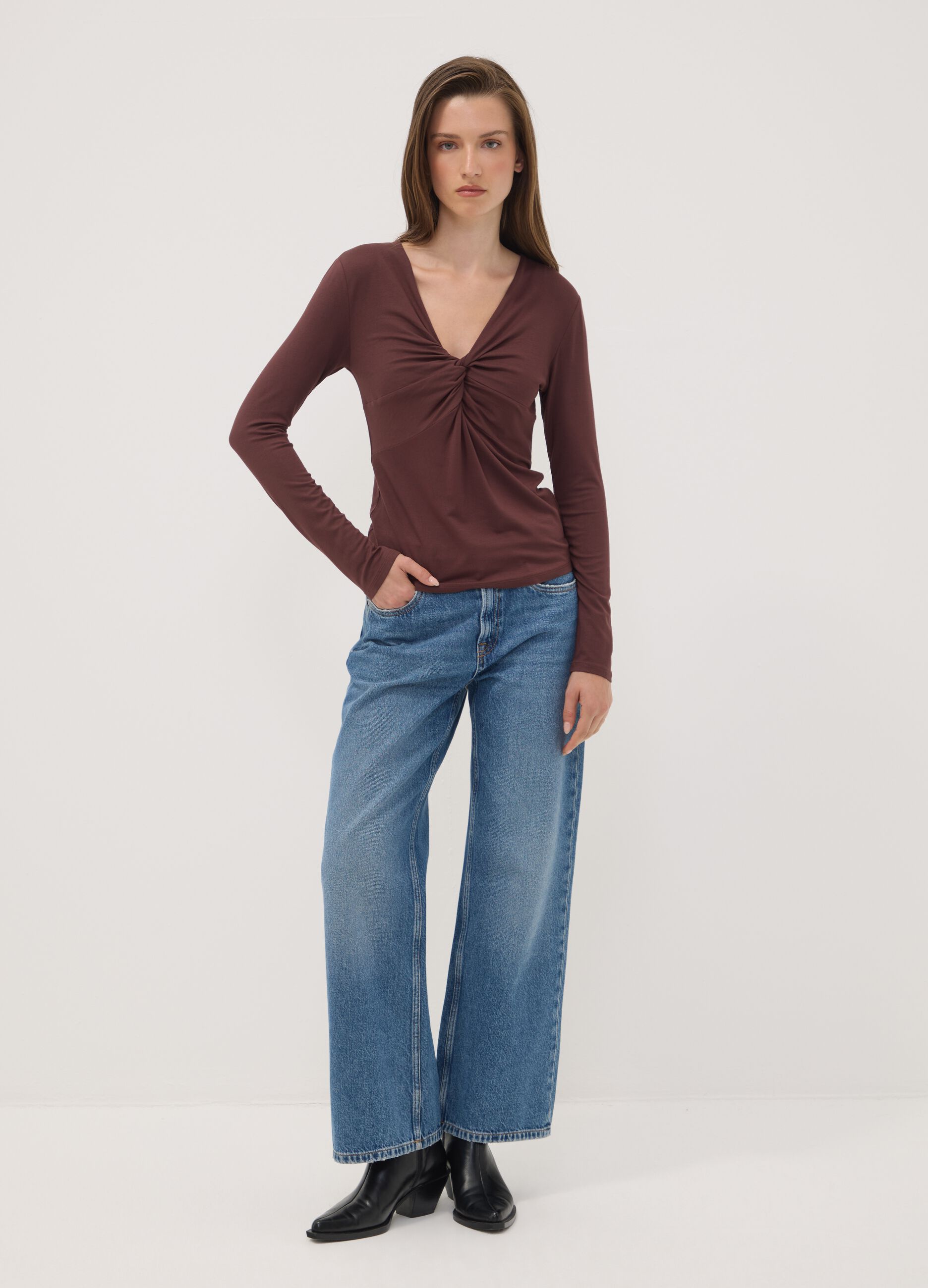 T-shirt marrone in viscosa elasticizzata con arricciatura frontale slim fit