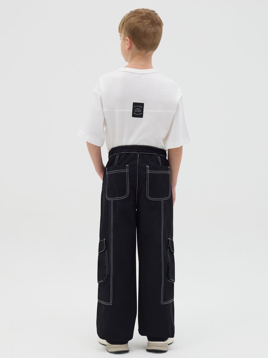 Pantaloni cargo con impunture a contrasto_3