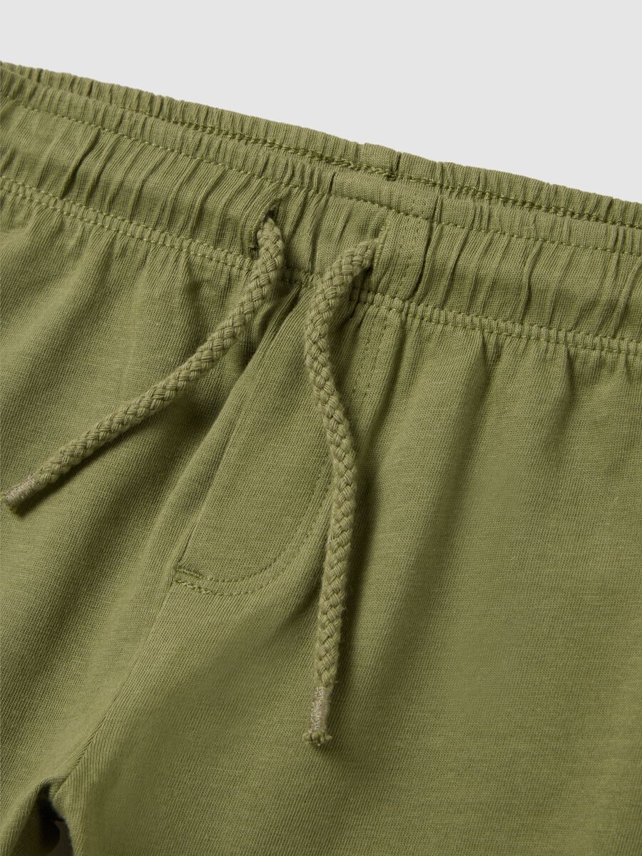 Shorts da bambino in puro cotone verde regular fit con cordoncino in vita_2