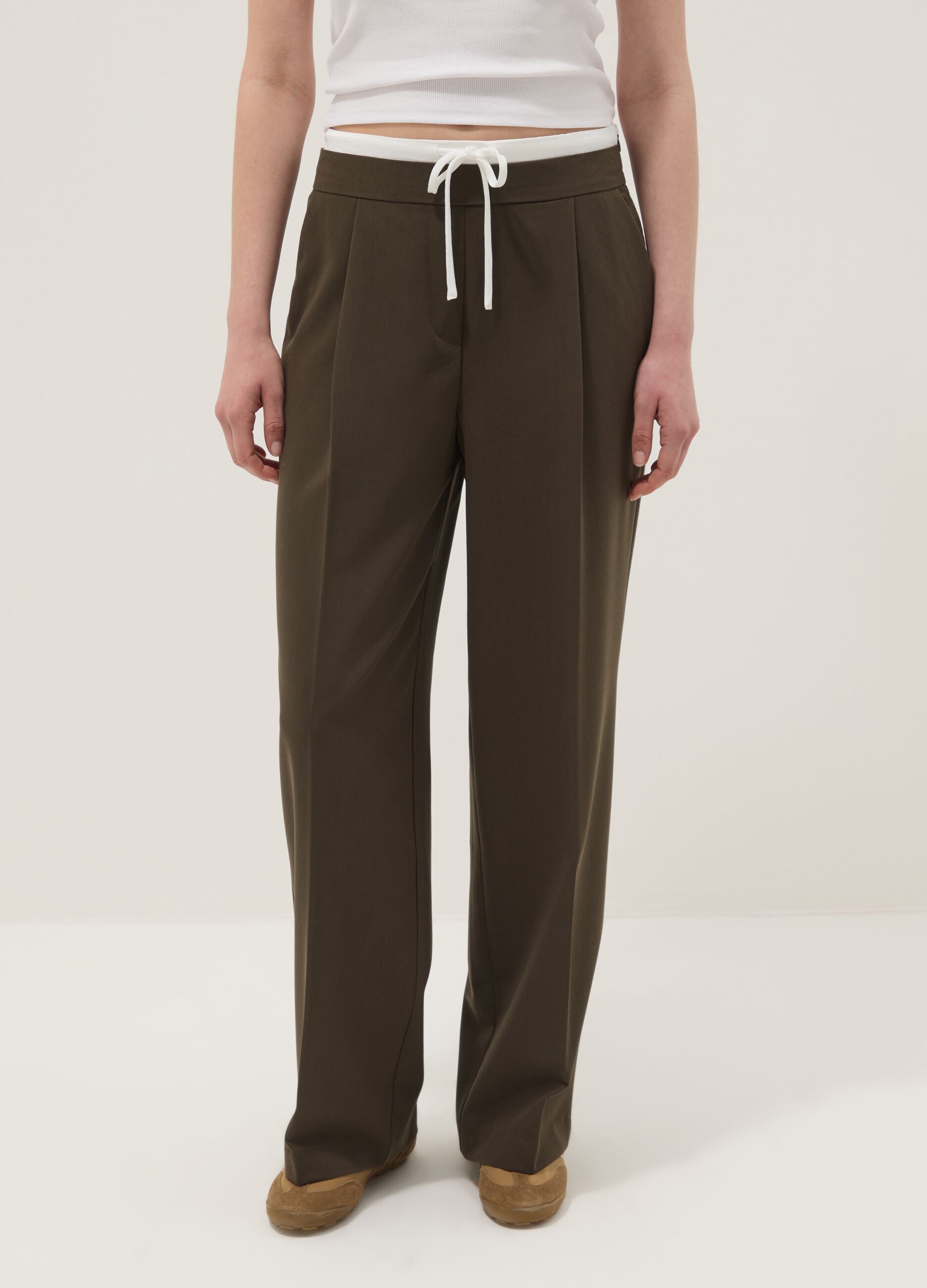Green jogger trousers with regular fit and elastic waist