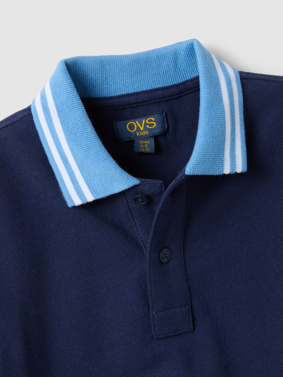 Polo in puro cotone blu da bambino regular fit con bordi colorati_3