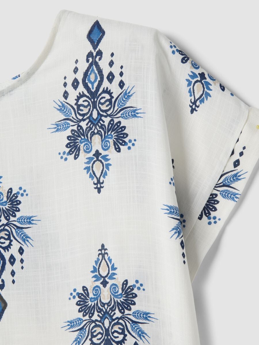 Blusa bianca in pura viscosa con stampa blu regular fit_5