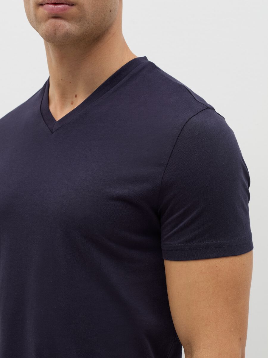 Organic cotton undershirt with V neck_3