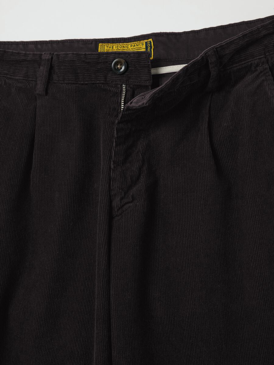 Chino trousers in corduroy with darts_5