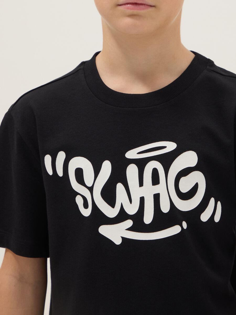 T-shirt in puro cotone nera da ragazzo regular fit con scritta Swag_2