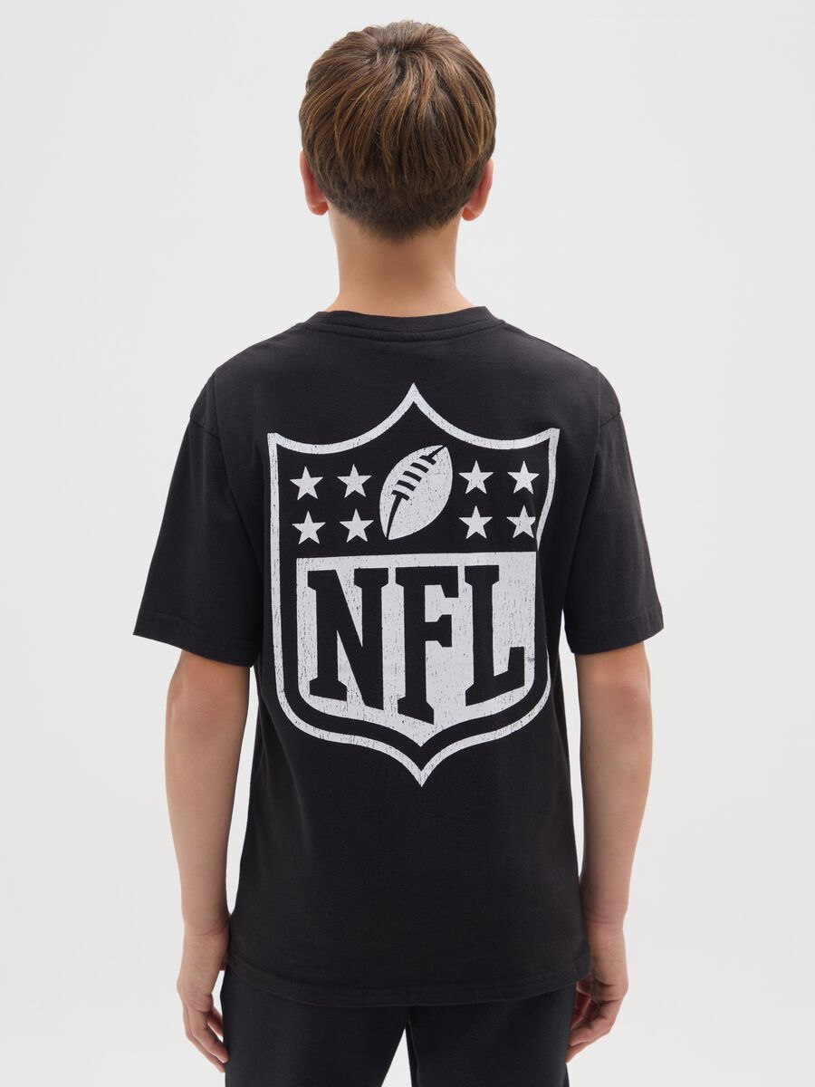 T-shirt da bambino in puro cotone nero over con logo NFL_1