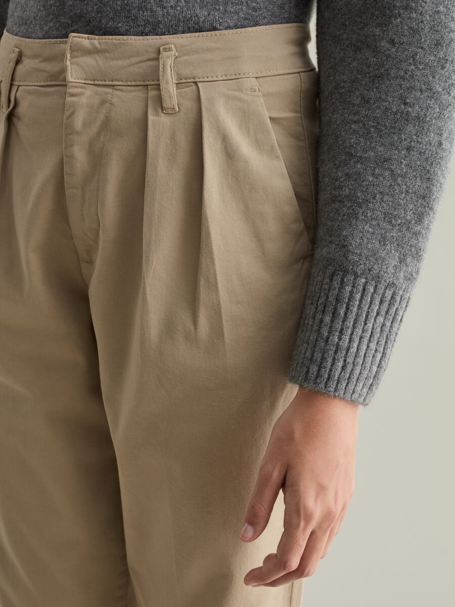 Pantalone chino con pinces_2