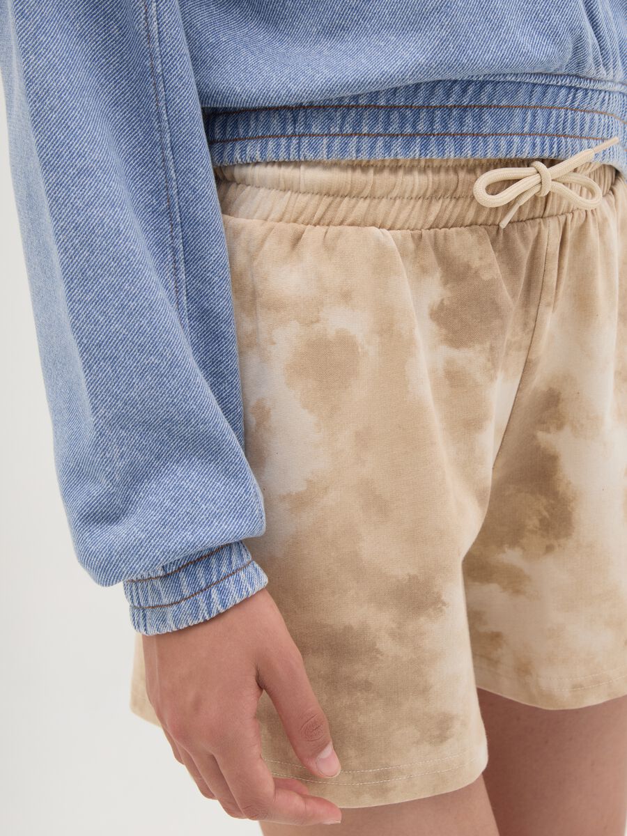 Shorts in cotone beige con coulisse stampa astratta_1