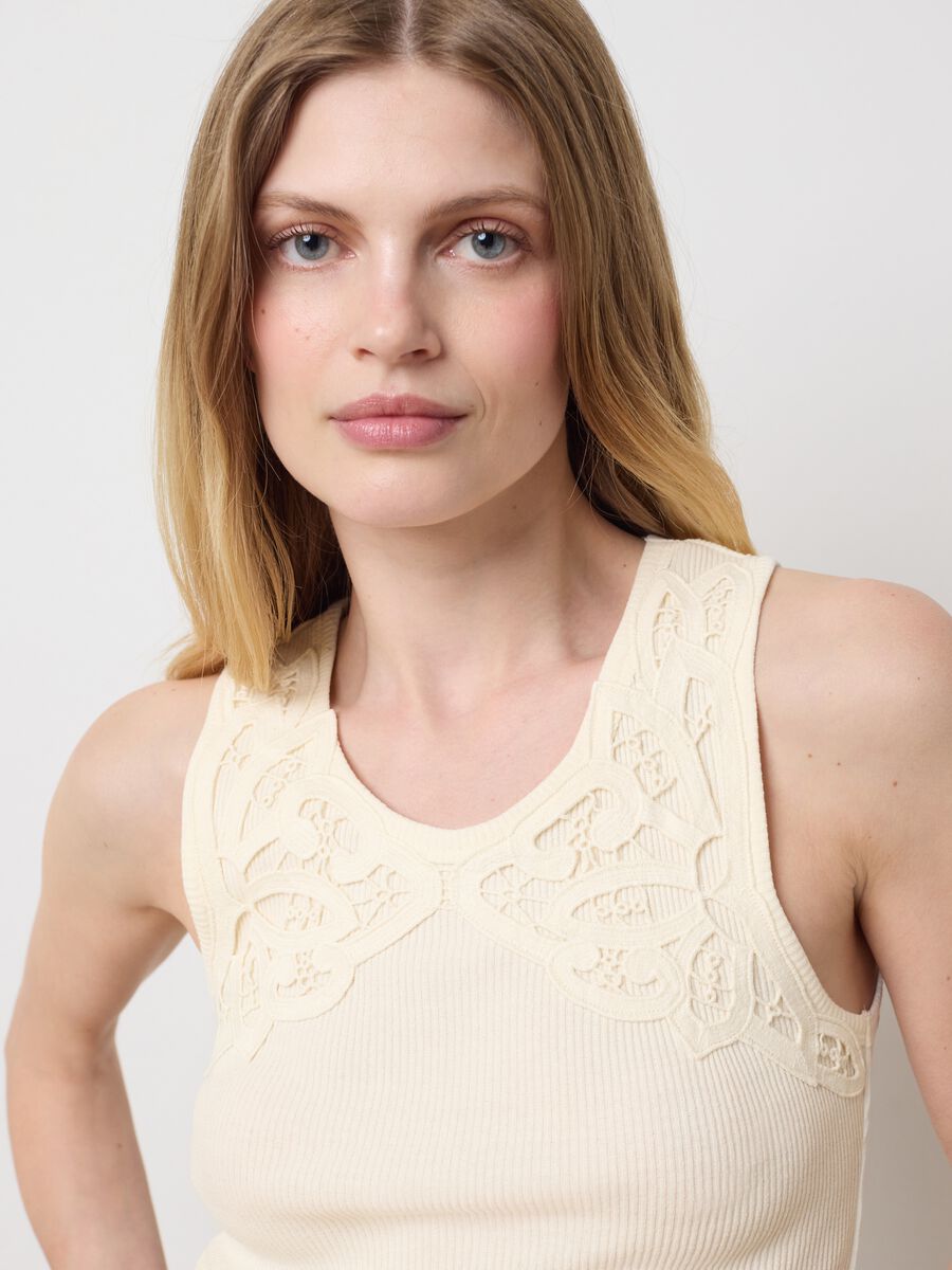 Ivory sleeveless top with embroidered details_3