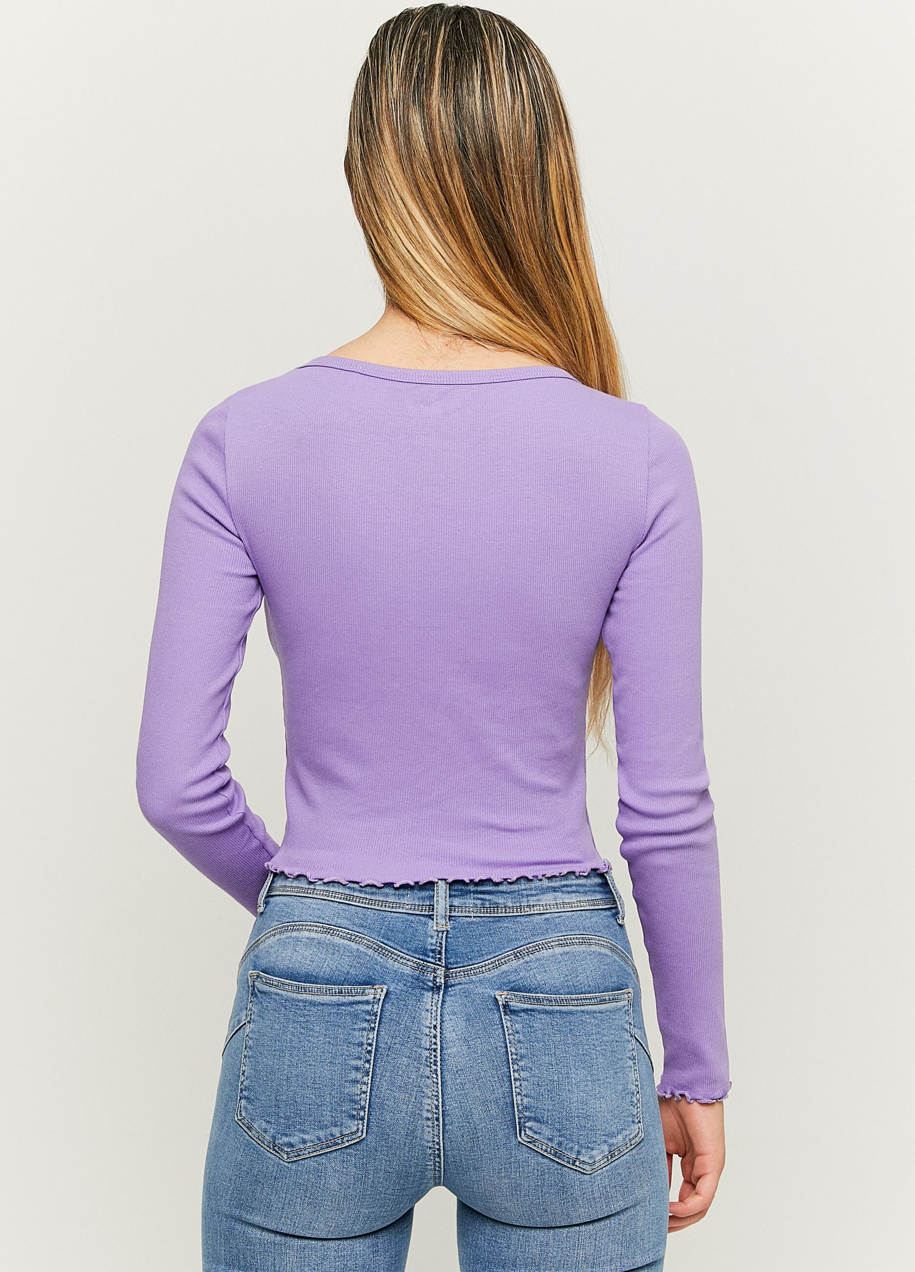 T-shirt crop a costine con stampa_2