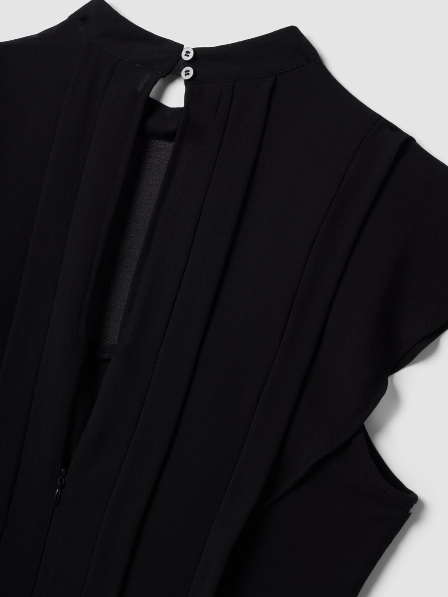 Black relaxed-fit dress with short ruffle sleeves_5