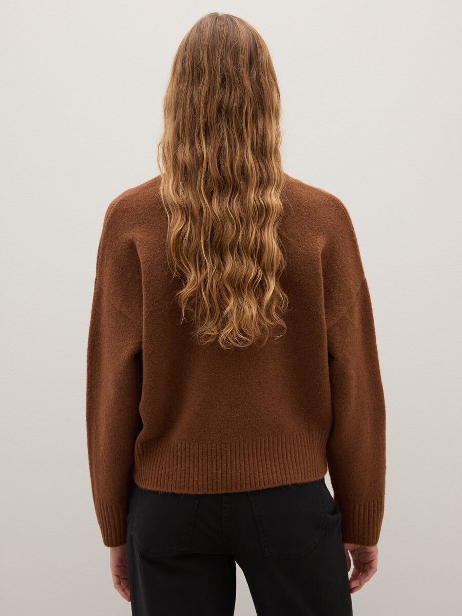Pullover marrone regular fit con scollo rotondo_2