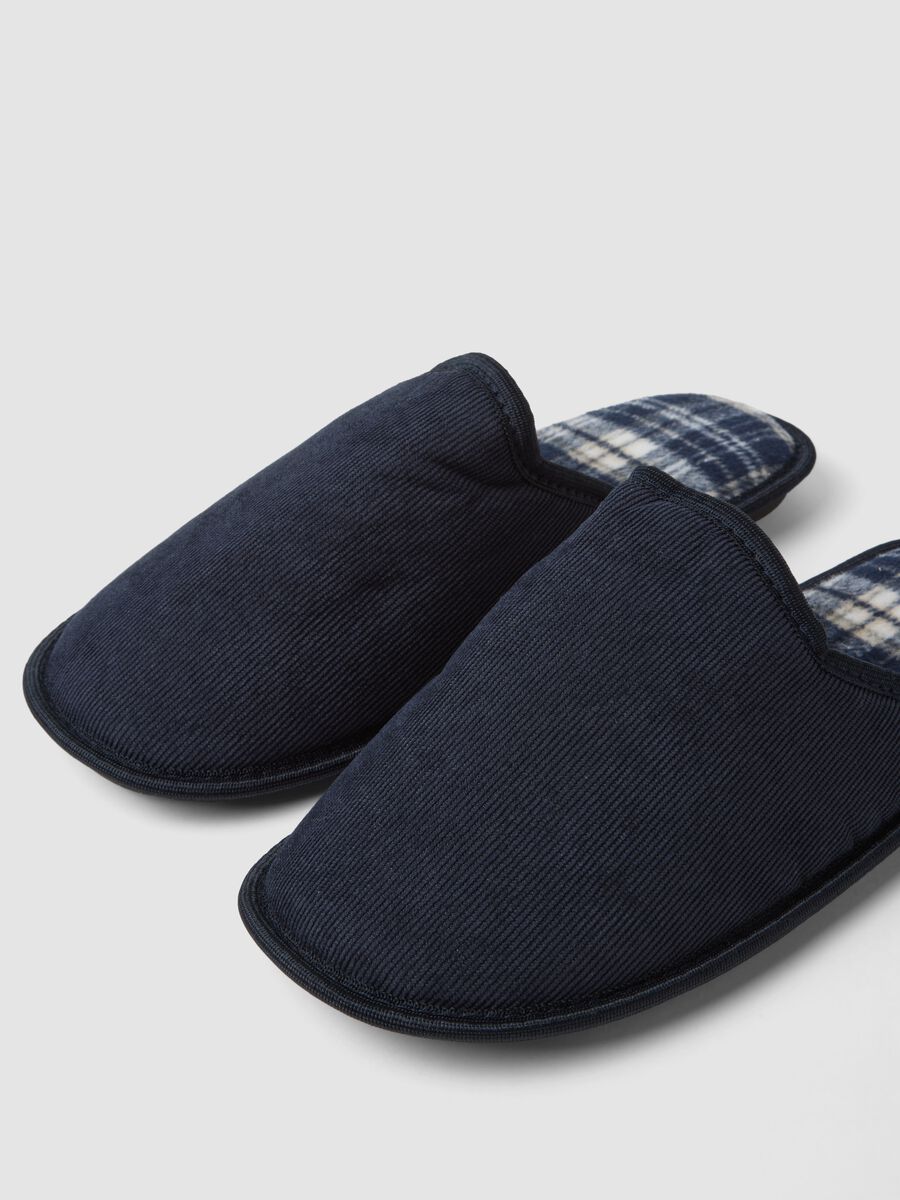 Blue men's slippers with checked lining_2