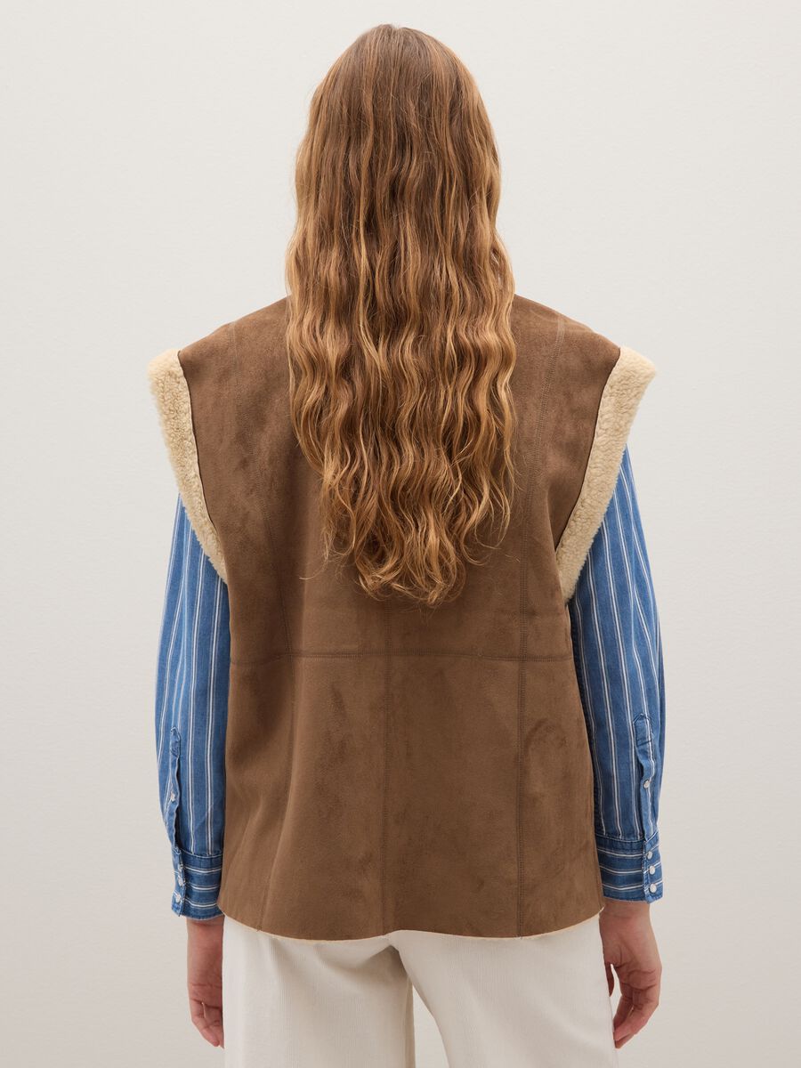 Regular fit brown sleeveless jacket_3