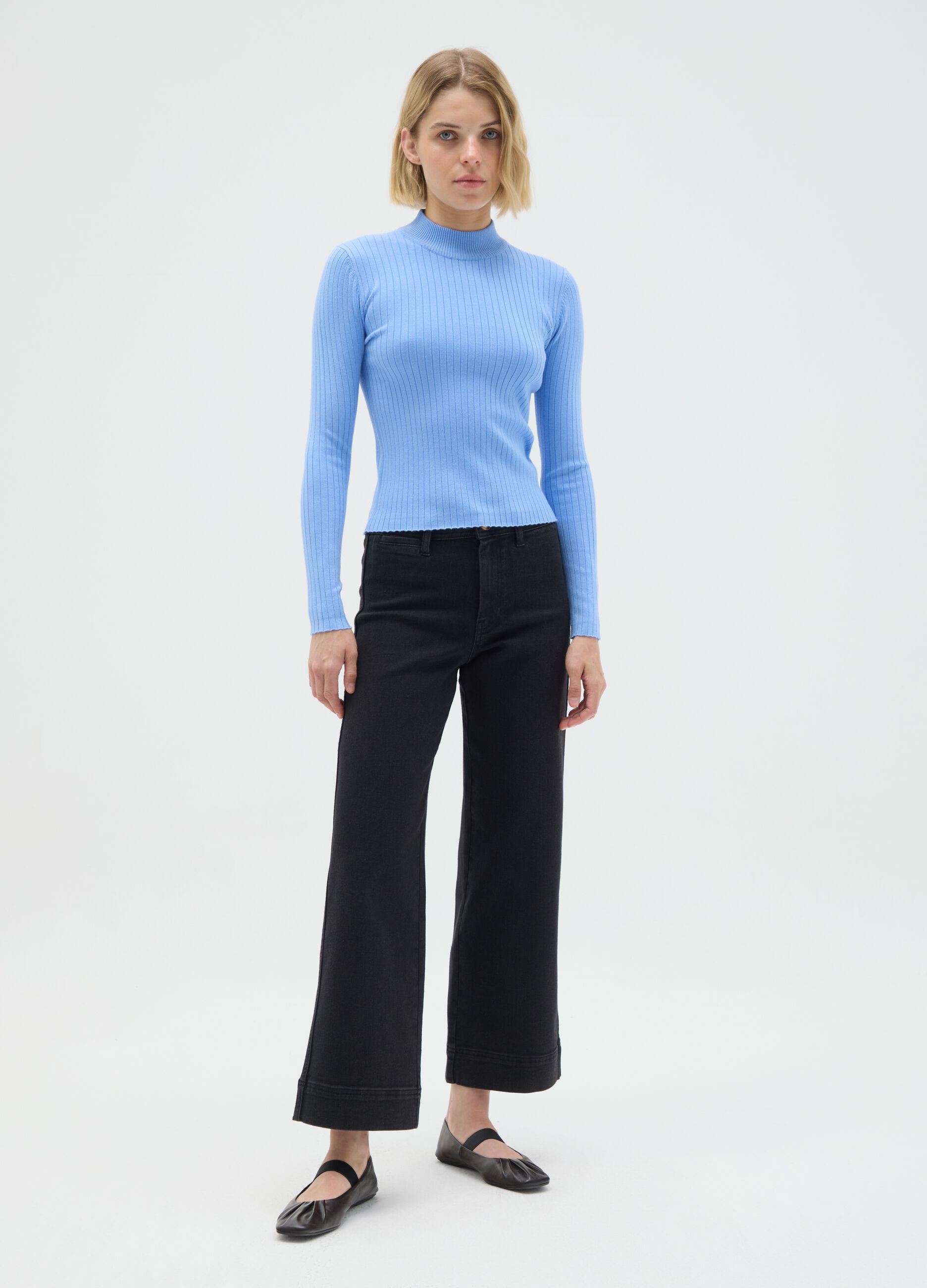 Maglione a collo alto azzurro in maglia a coste