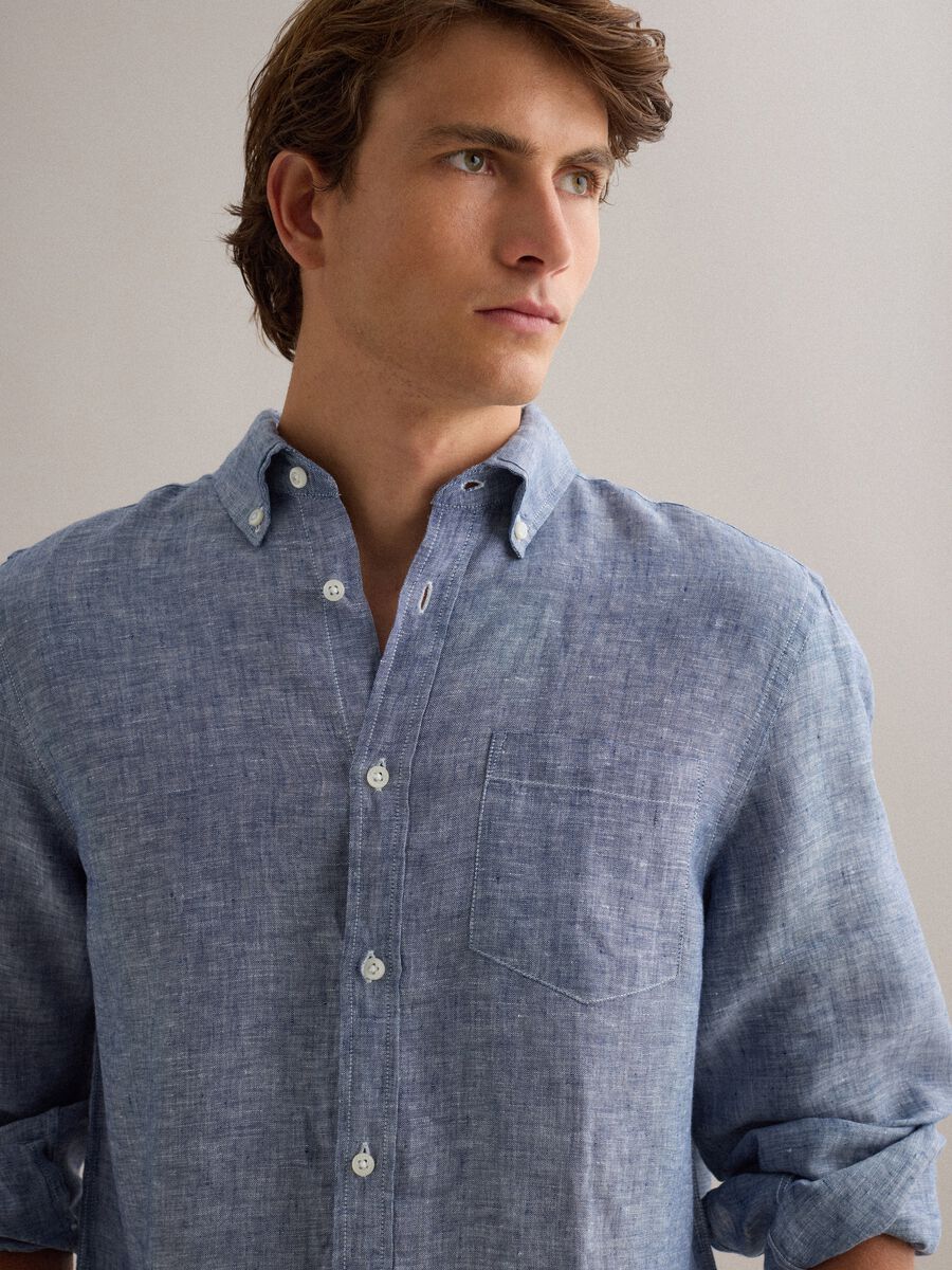 Camicia azzurra in puro lino con collo button down regular fit_3