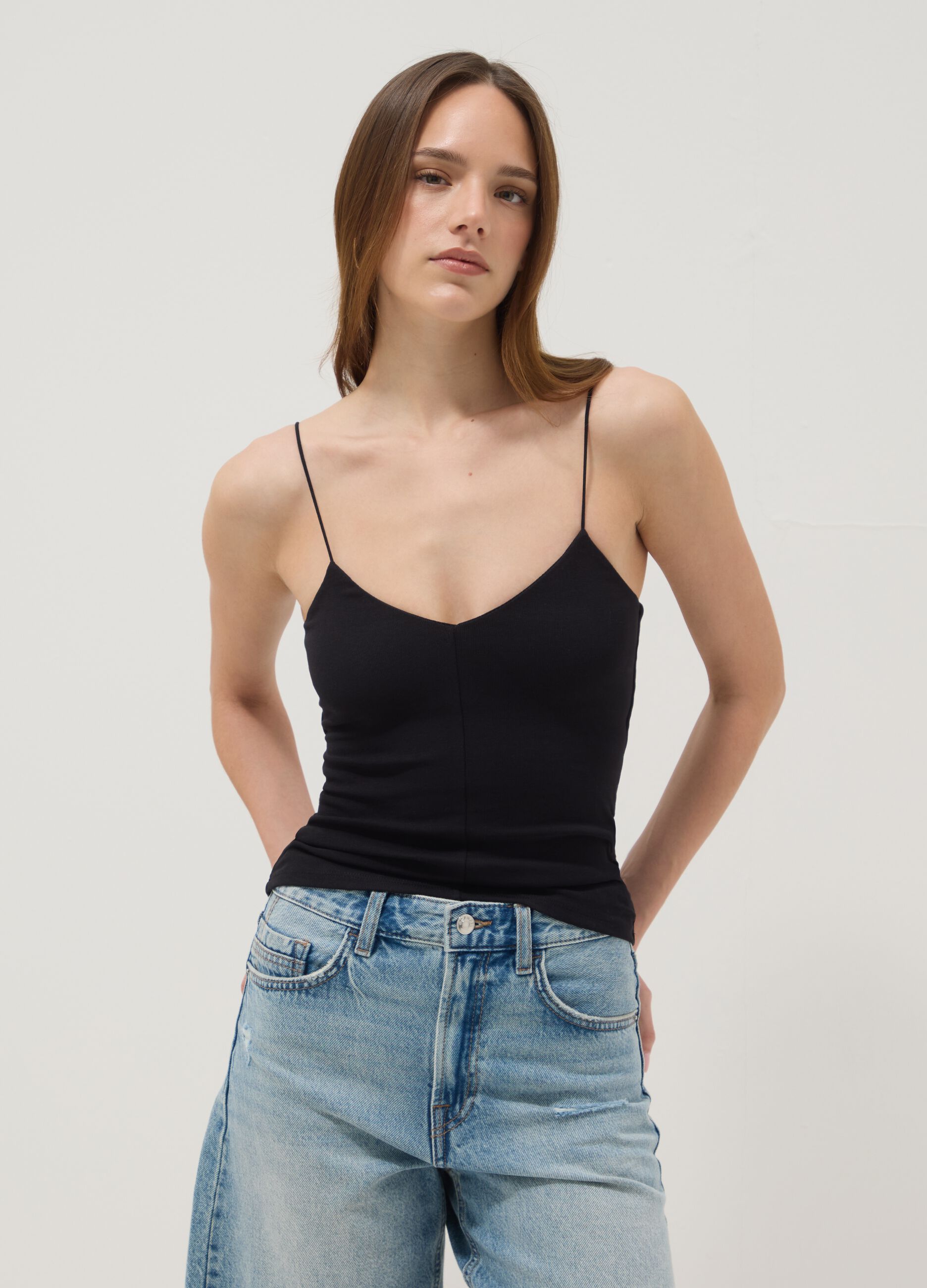 Tank top nero in cotone elasticizzato con spalline sottili fitted