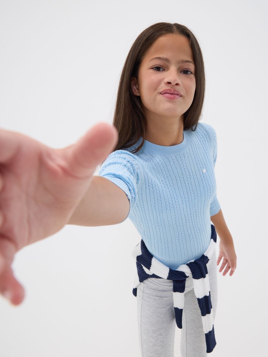 Maglia fitted azzurra in misto viscosa a trecce con girocollo per ragazza_0