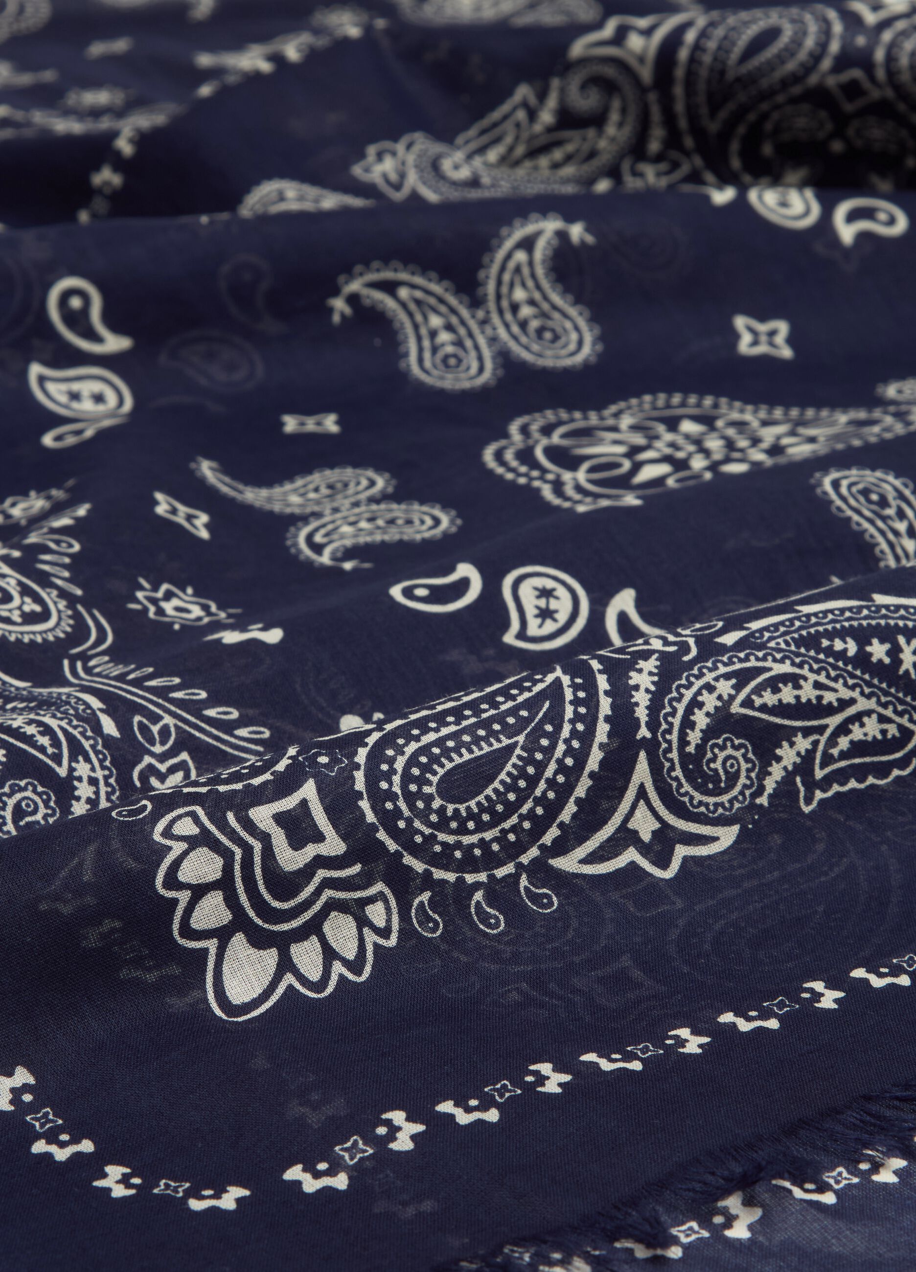 Fringed scarf with paisley print
