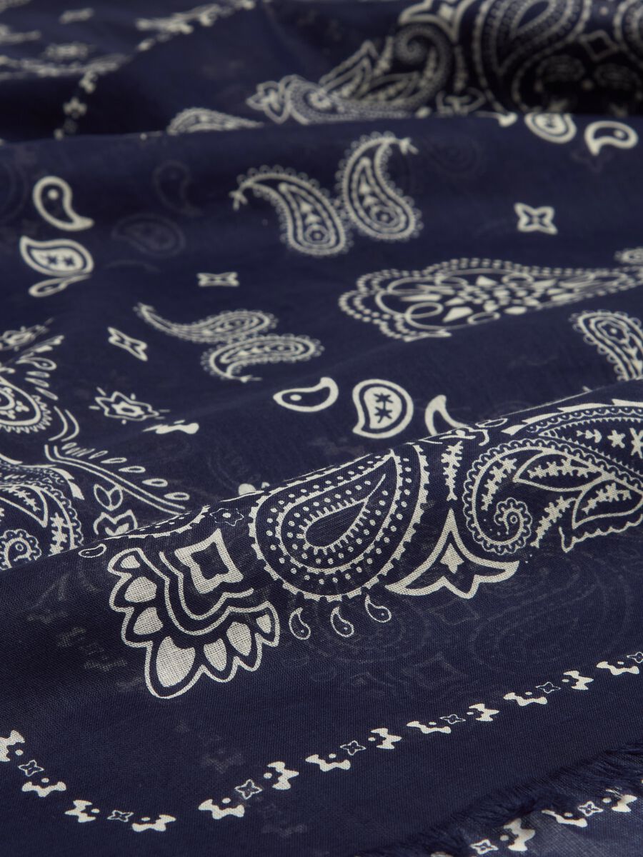 Fringed scarf with paisley print_1
