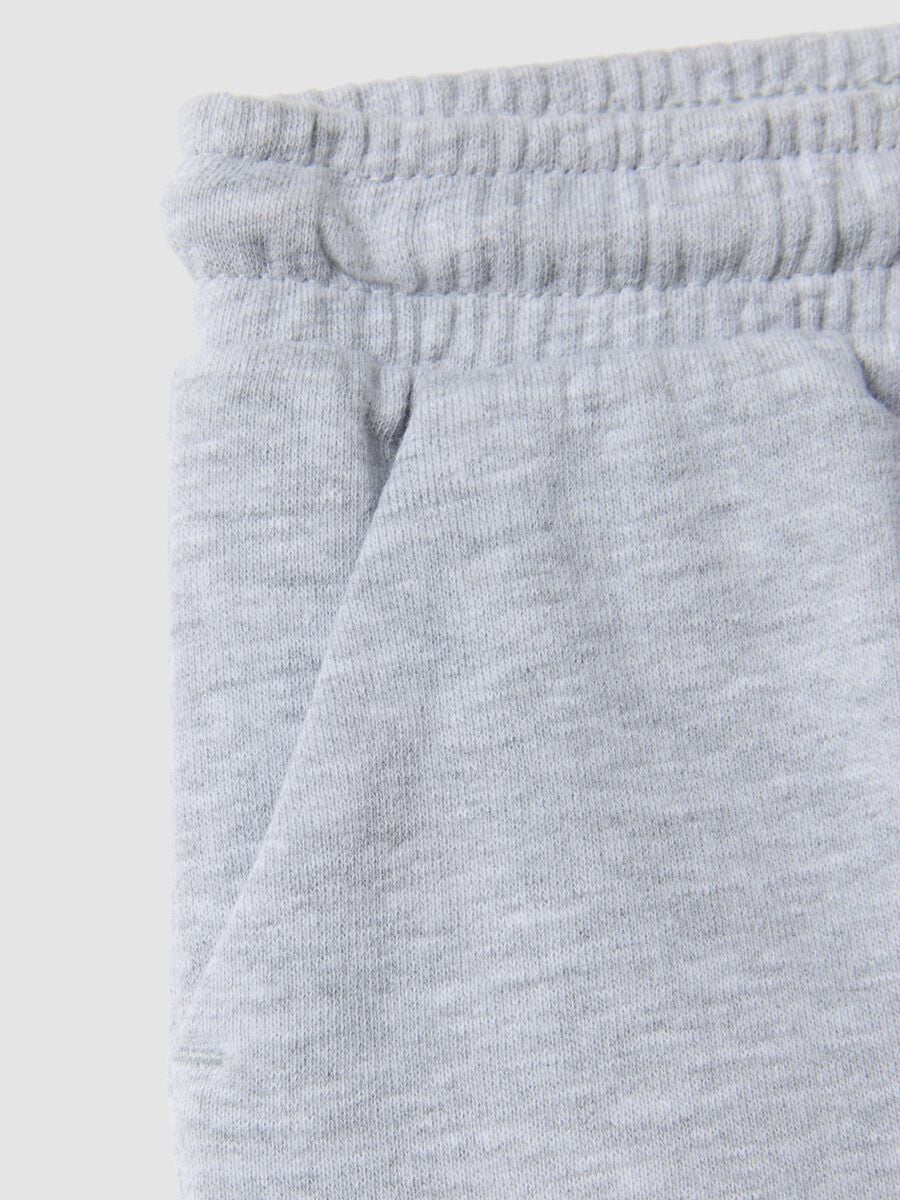 Pantaloni jogger grigi in puro cotone organico con coulisse per bimbo_2