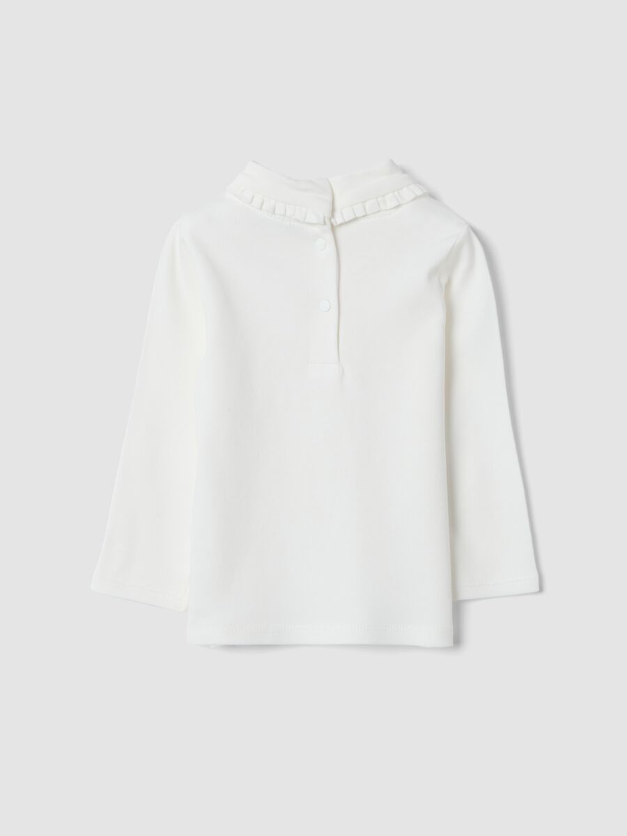Maglia bianca in puro cotone con collo alto e ruches_1