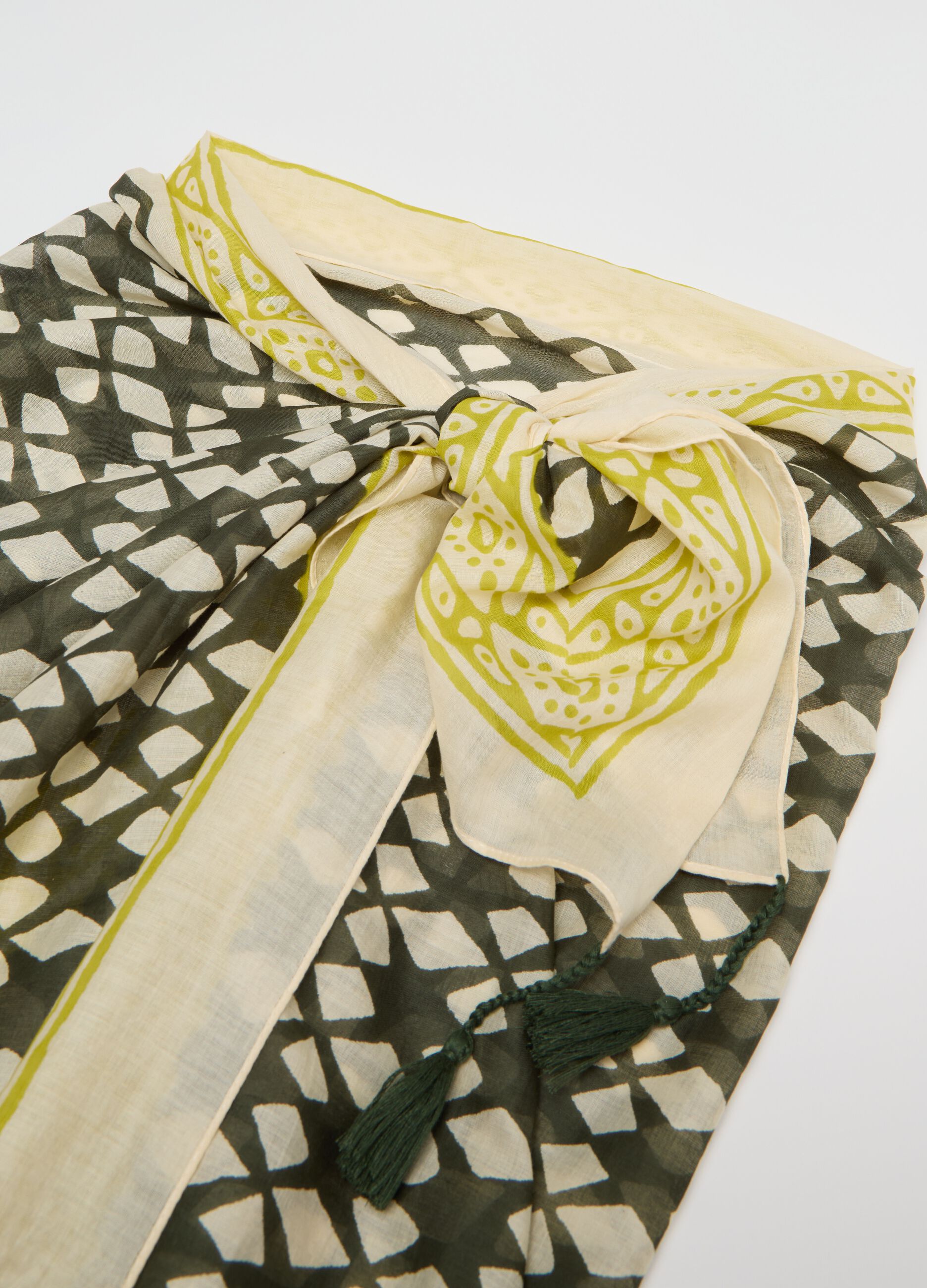 Pareo beige e verde in cotone con stampa etnica e nappine