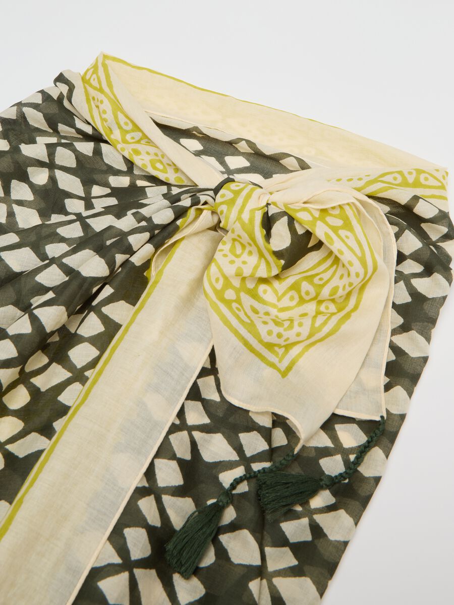 Beige and green pareo in cotton with ethnic print and tassels_7