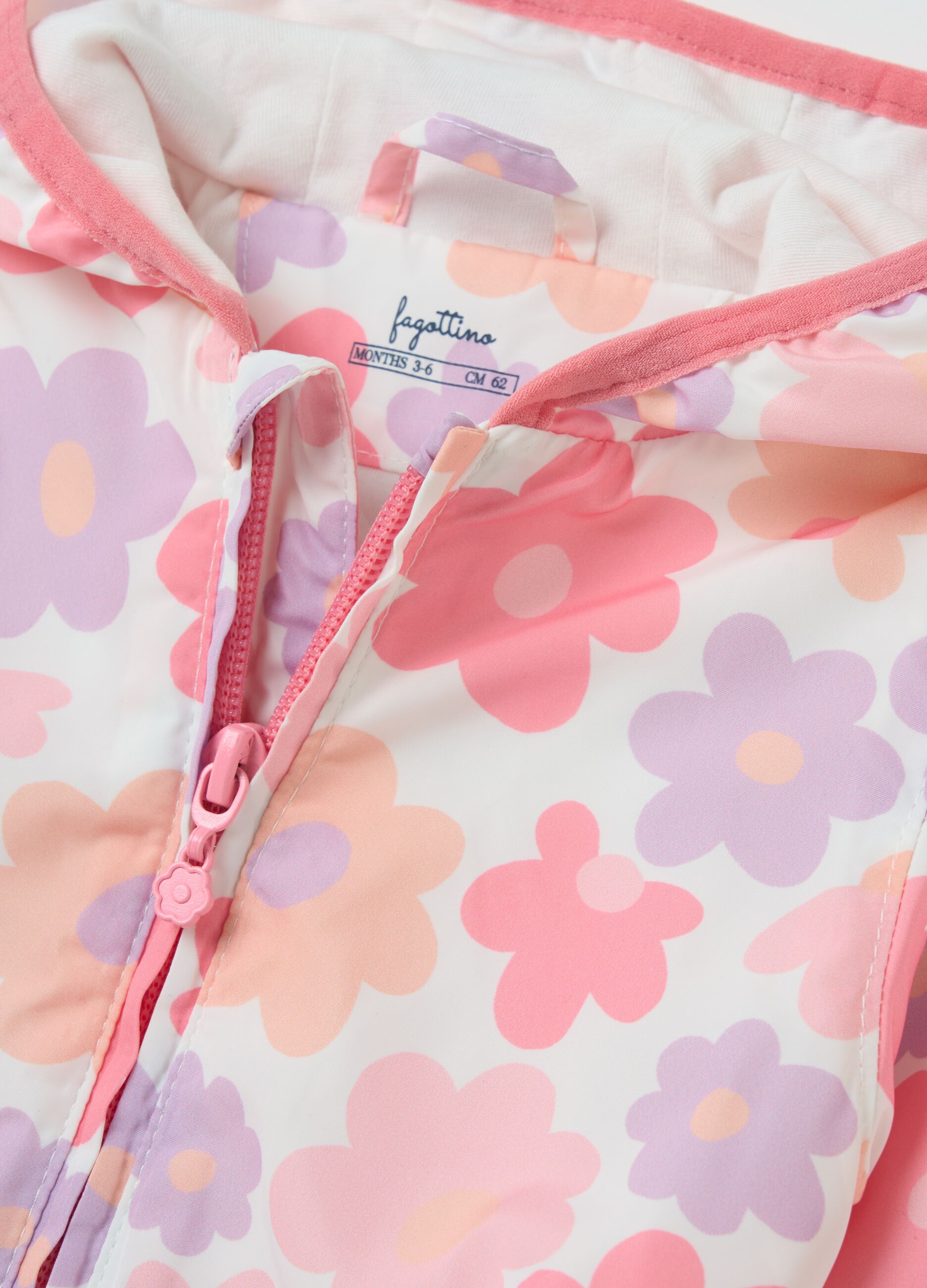 Giacca impermeabile con cappuccio stampa fiori