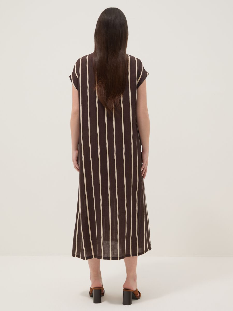 Abito midi marrone in misto viscosa a righe_3