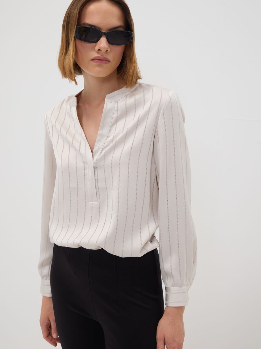 Camicia bianca in tessuto elasticizzato a righe_1