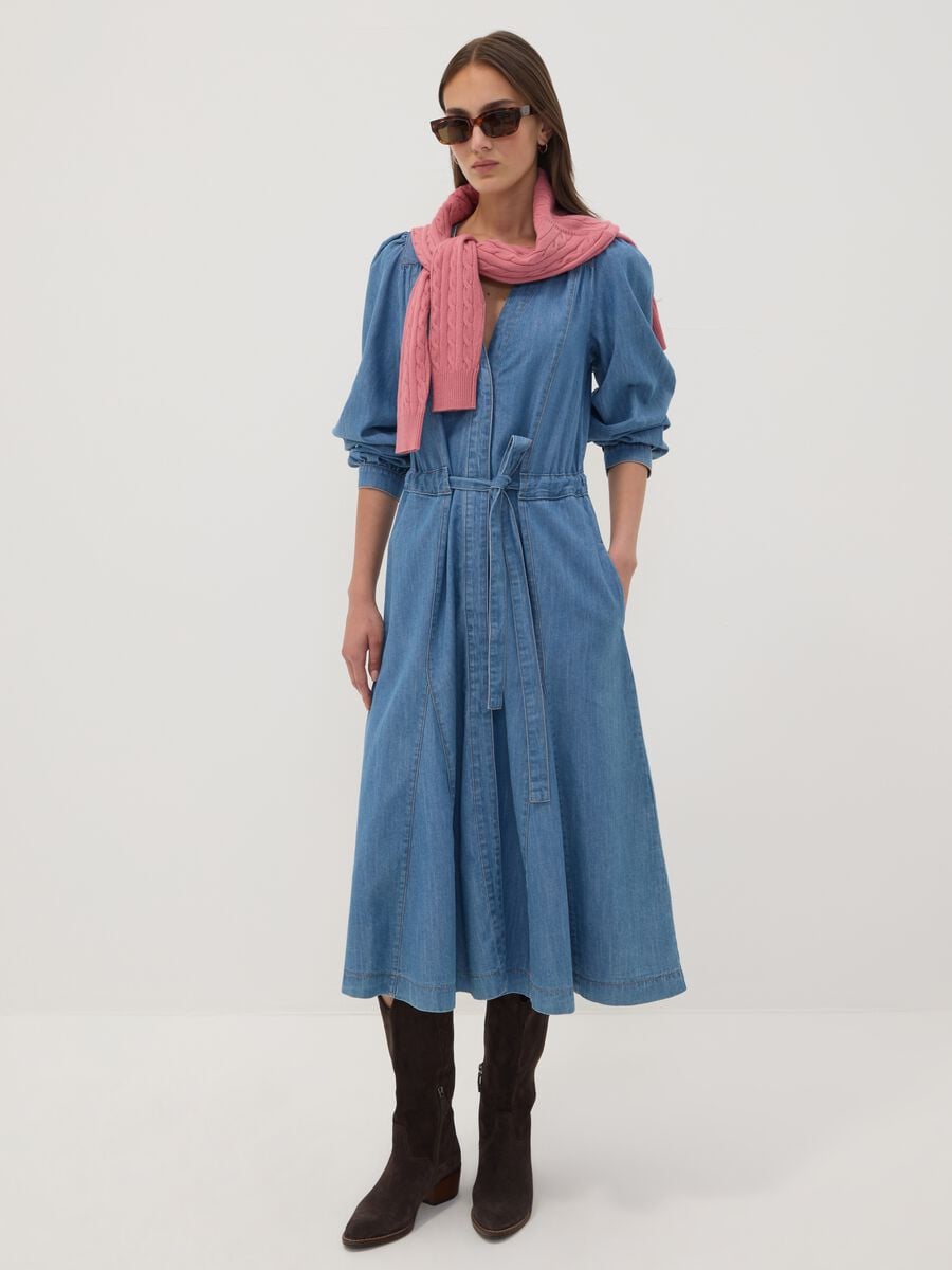 Abito denim blu in puro cotone con scollo profondo a V regular fit_0