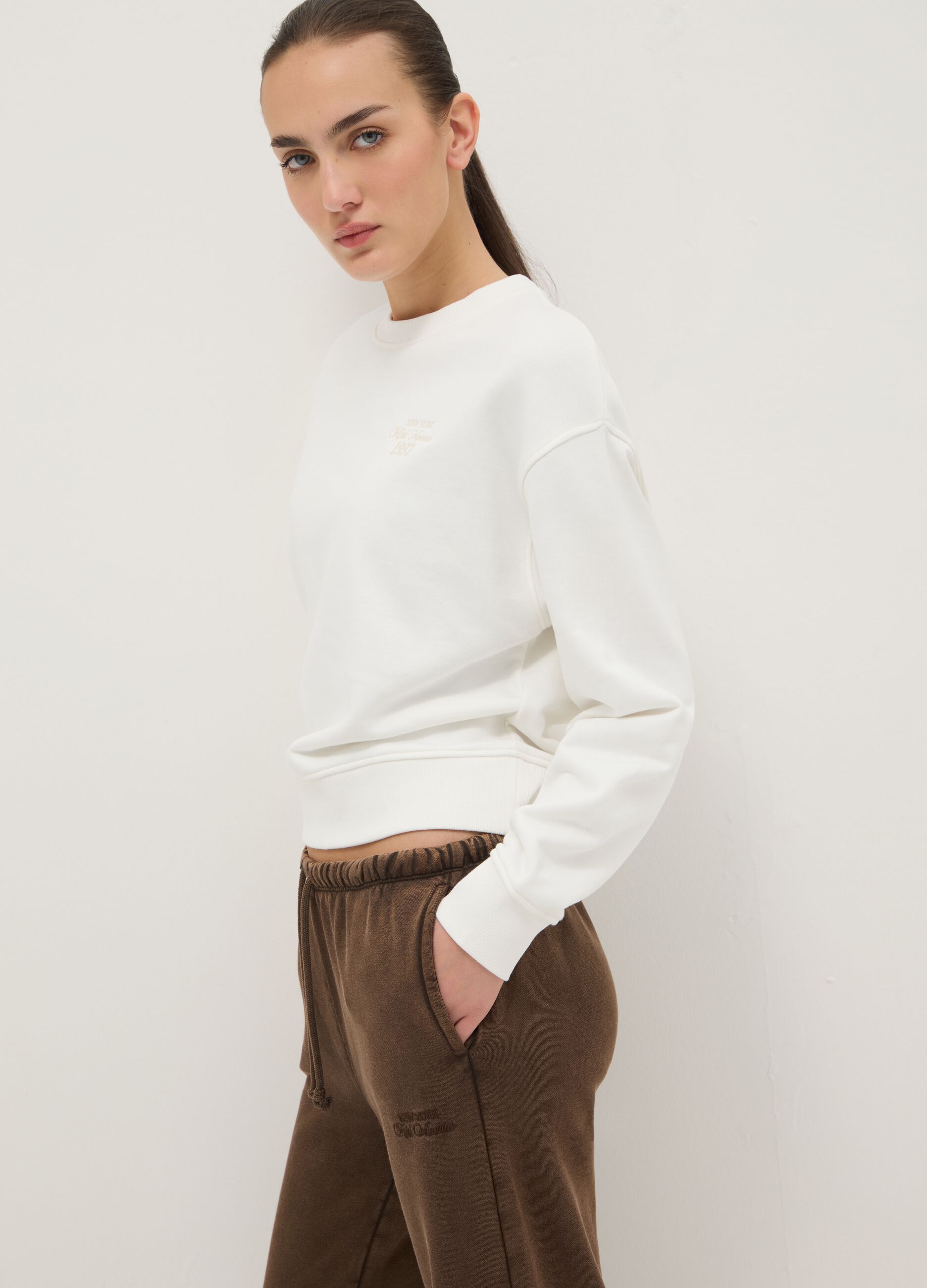 White crewneck sweatshirt in cotton blend regular fit with writing