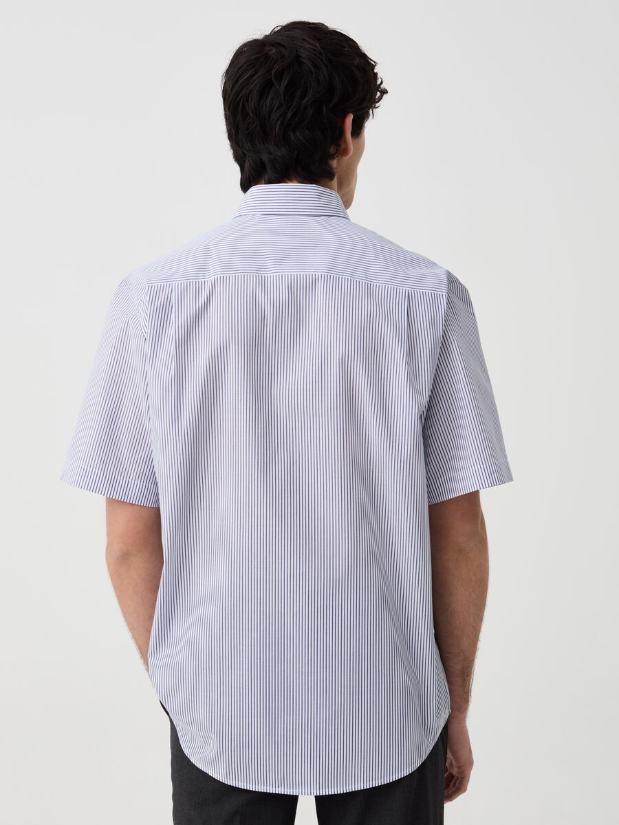 Short-sleeved shirt with thin stripes pattern_2
