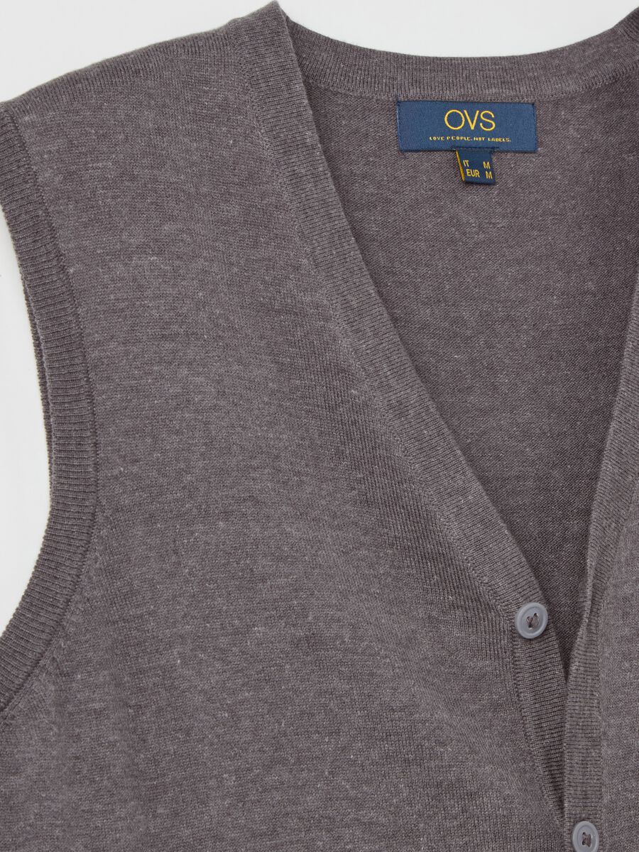 Gilet with V neck and buttons_5