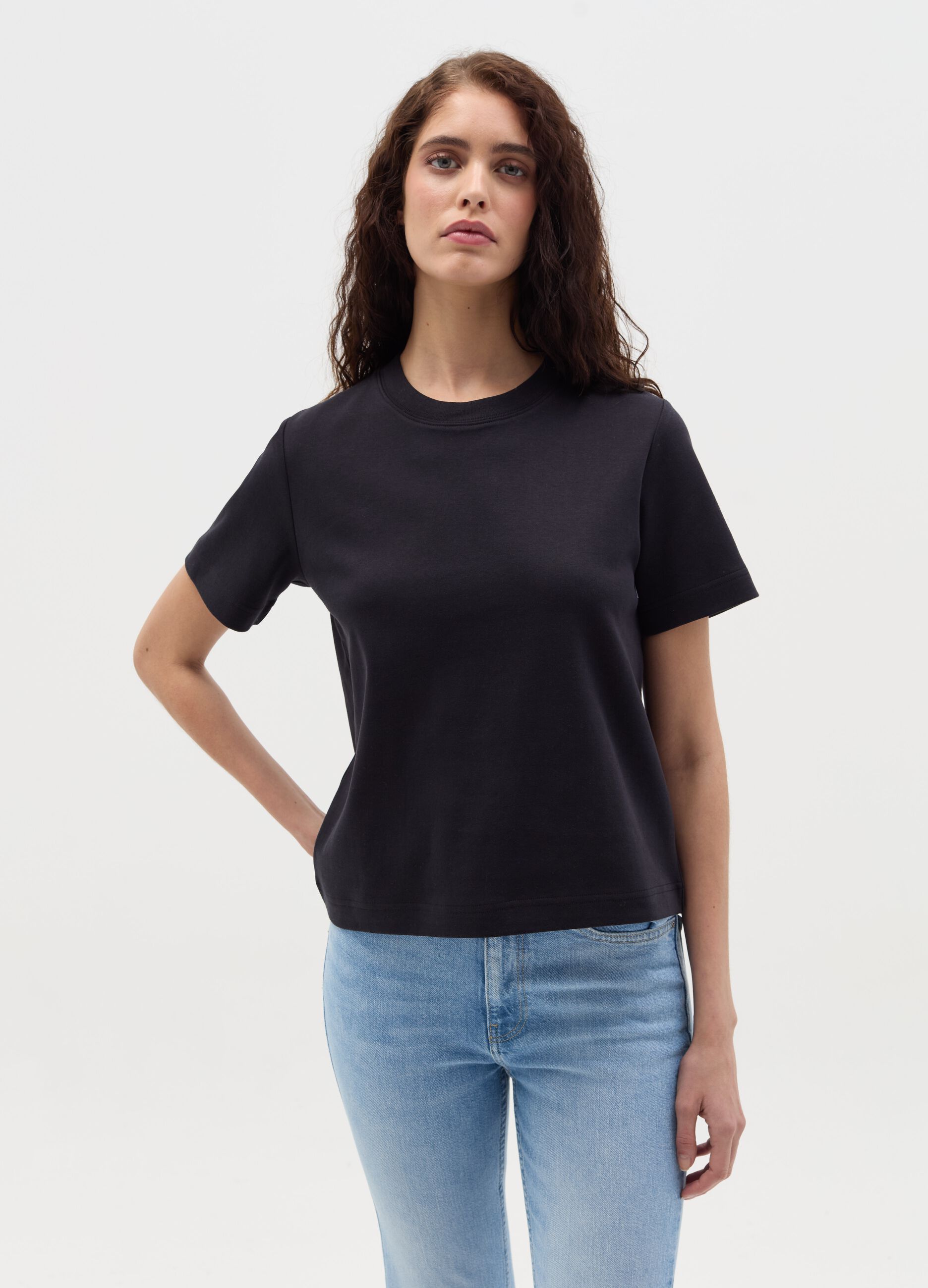 Solid colour T-shirt with round neck