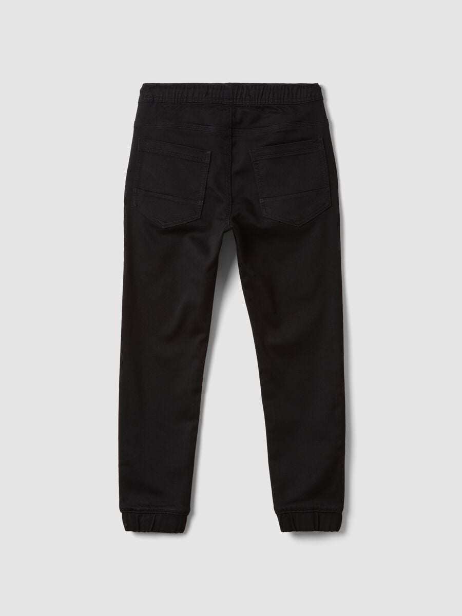Jogger denim nero in cotone elasticizzato con vita elastica per ragazzo_2