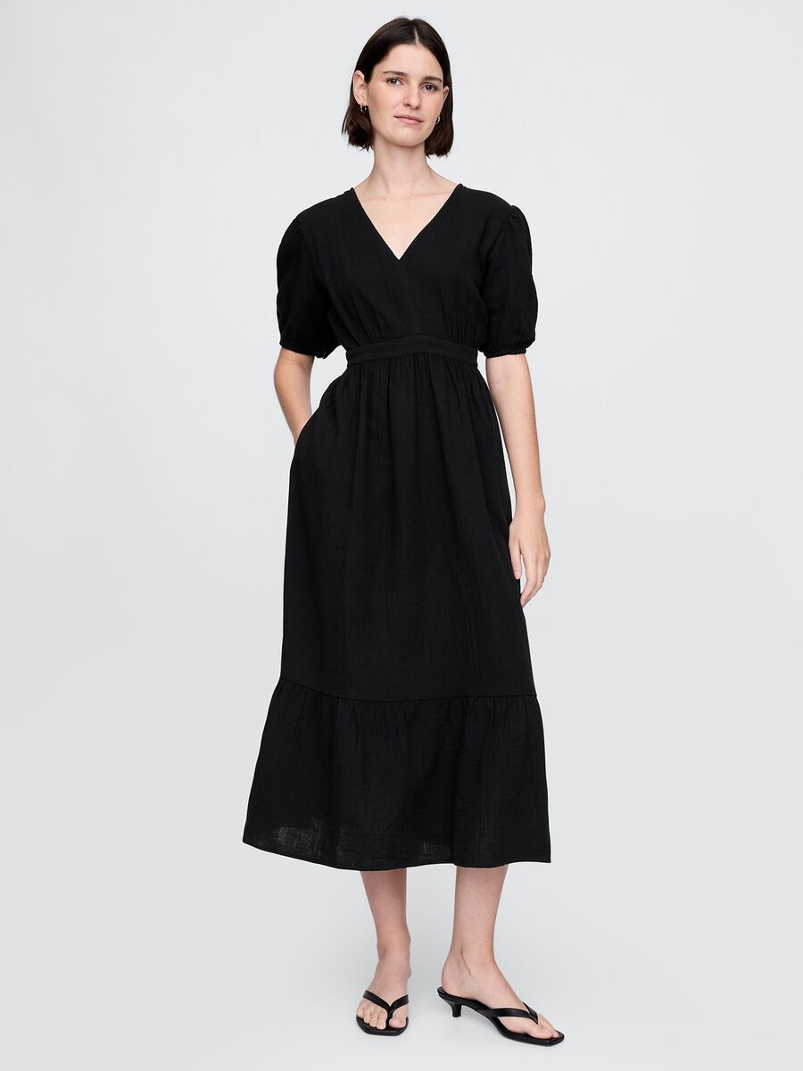 Long black dress with V-neck and open back_0