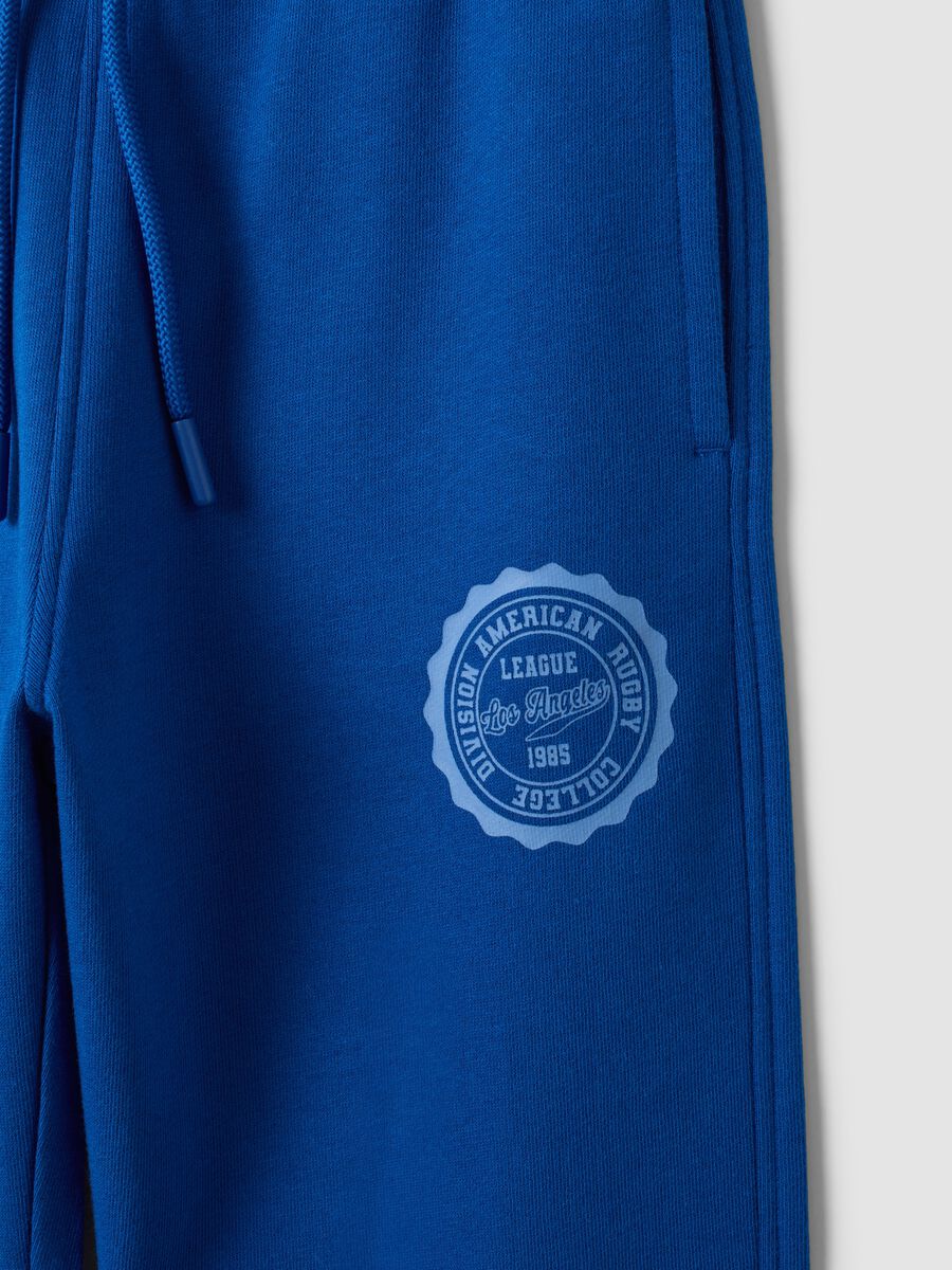 Jogger blu in misto cotone e viscosa con stampa a contrasto per bambino_2