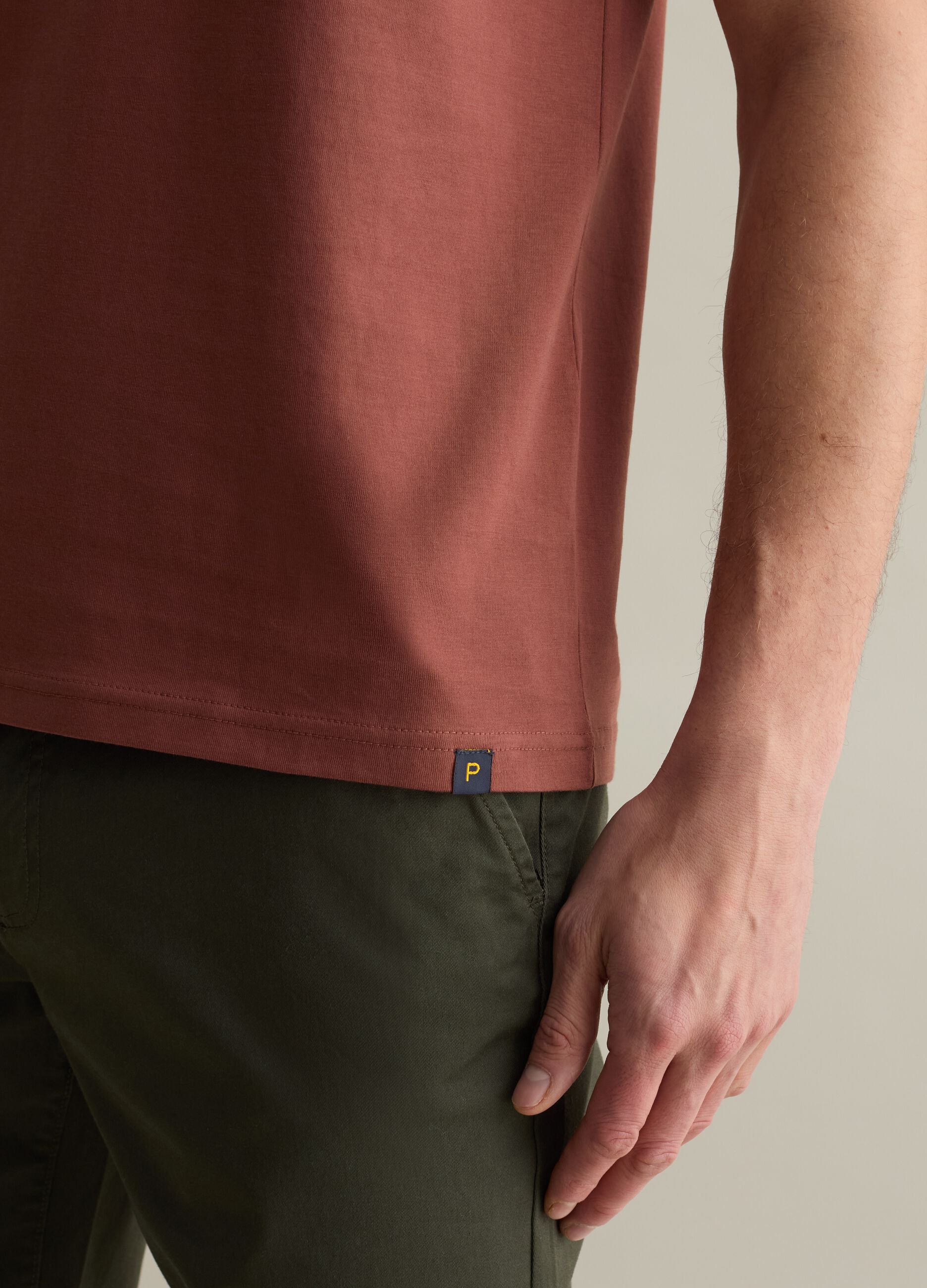 Plain cotton T-shirt with round neck.